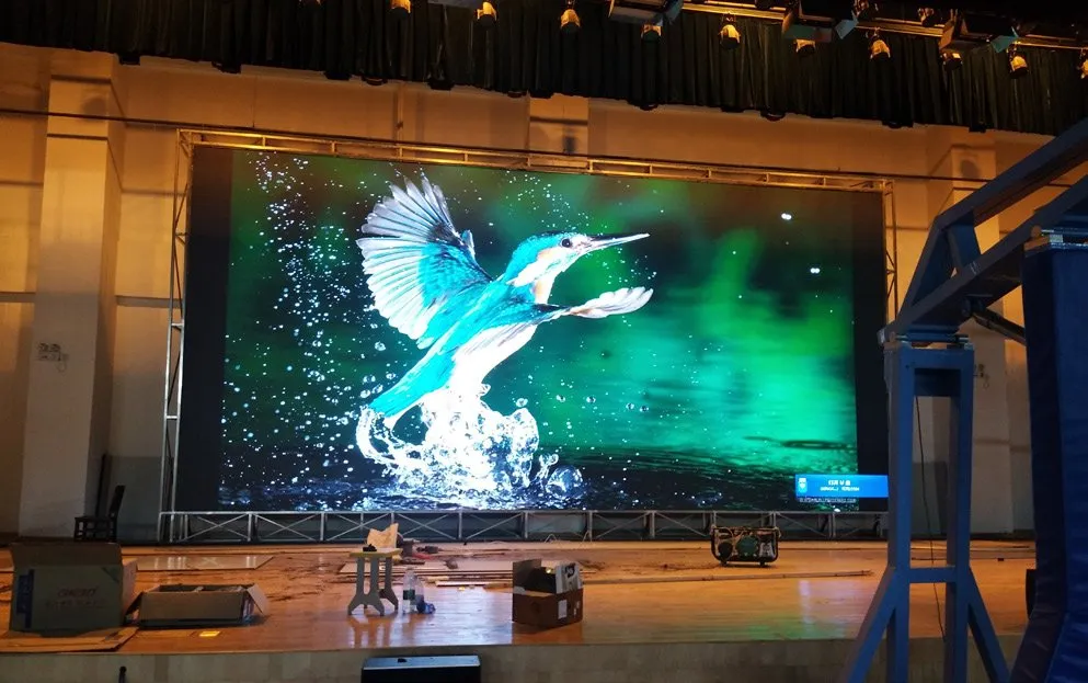 Pantalla LED de escenario en un auditorio