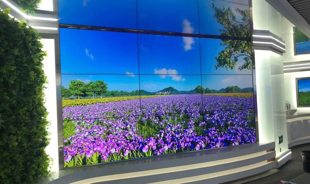 Showroom de Nice Group — Videowall LCD empotrado en un showroom corporativo