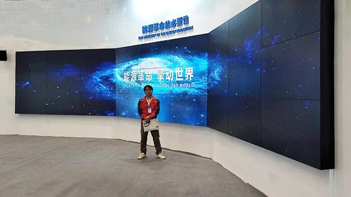 China (Taiyuan) Coal Transaction Center — Videowall LCD curvo en la sala de exposiciones